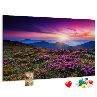 Pizarra de corcho con diseño de paisaje montañoso al atardecer