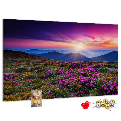 Pizarra de corcho con diseño de paisaje montañoso al atardecer