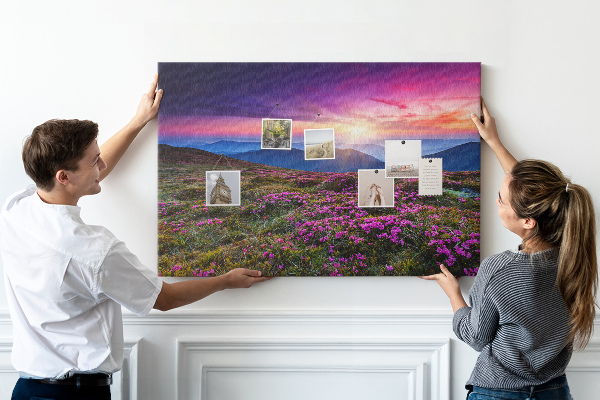 Pizarra de corcho con diseño de paisaje montañoso al atardecer