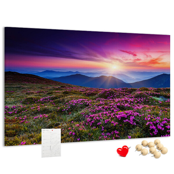 Pizarra de corcho con diseño de paisaje montañoso al atardecer