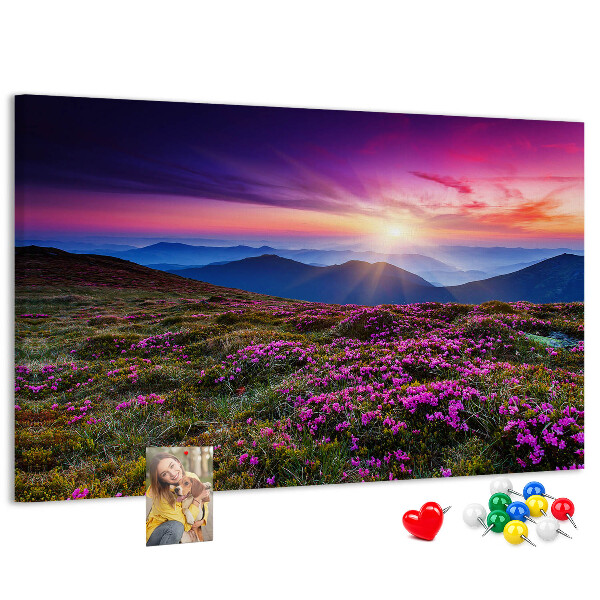 Pizarra de corcho con diseño de paisaje montañoso al atardecer
