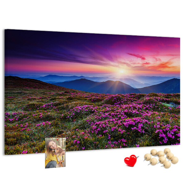 Pizarra de corcho con diseño de paisaje montañoso al atardecer