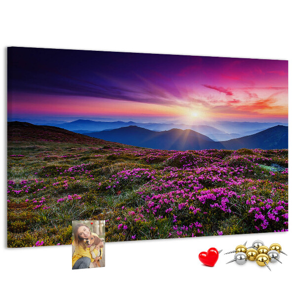 Pizarra de corcho con diseño de paisaje montañoso al atardecer