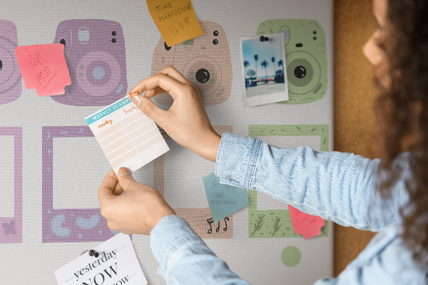 Tablero de anuncios con diseño de cámaras en tonos pastel