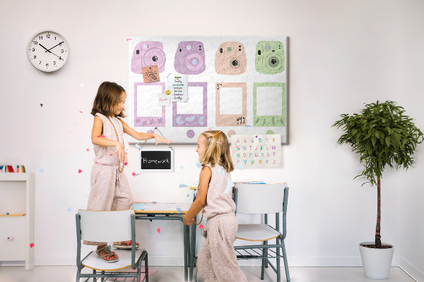 Tablero de anuncios con diseño de cámaras en tonos pastel