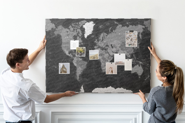 Tablero de anuncios mapa mundial negro con los contornos de los países