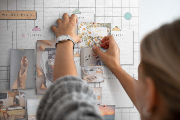 Tablero de anuncios planificador semanal con toques de color