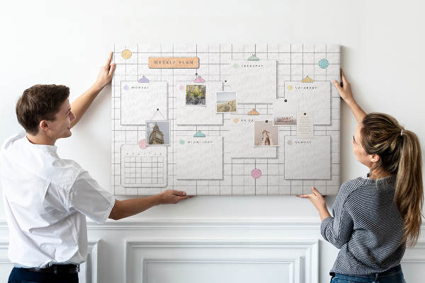 Tablero de anuncios planificador semanal con toques de color