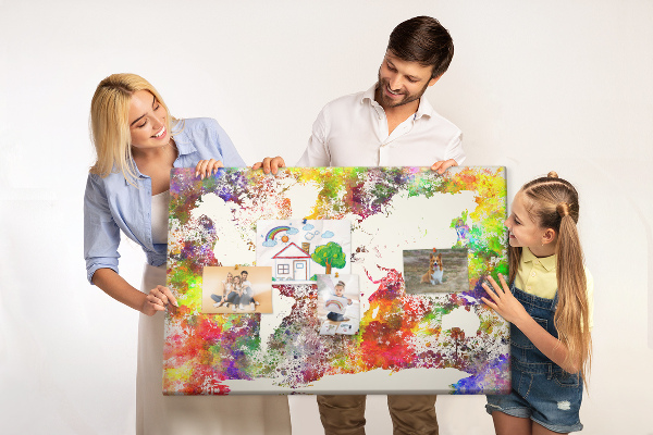 Tablero de corcho decorado mapa del mundo colorido al estilo acuarela