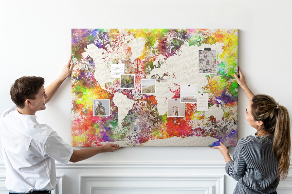 Tablero de corcho decorado mapa del mundo colorido al estilo acuarela