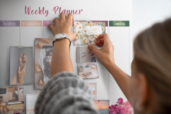 Tablero de anuncios agenda semanal con diseño floral