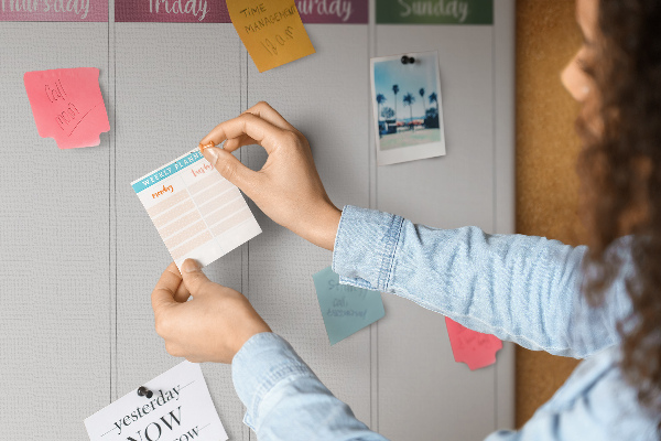 Tablero de anuncios agenda semanal con diseño floral