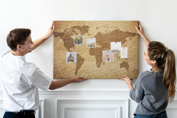 Tablero de corcho decorado mapa del mundo antiguo sobre fondo de bronce