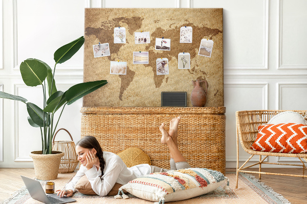 Tablero de corcho decorado mapa del mundo antiguo sobre fondo de bronce