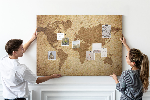 Tablero de corcho decorado mapa del mundo antiguo sobre fondo de bronce