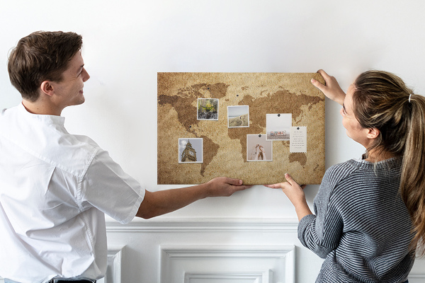 Tablero de corcho decorado mapa del mundo antiguo sobre fondo de bronce