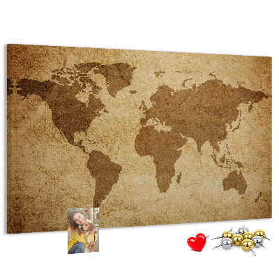 Tablero de corcho decorado mapa del mundo antiguo sobre fondo de bronce