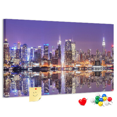 Tablero de corcho decorativo panorama nocturno de ciudad con reflejo en el agua