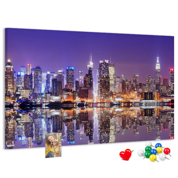 Tablero de corcho decorativo panorama nocturno de ciudad con reflejo en el agua