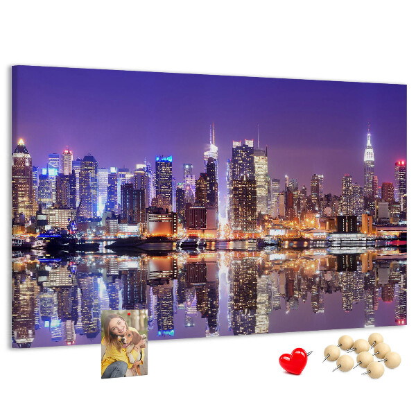 Tablero de corcho decorativo panorama nocturno de ciudad con reflejo en el agua