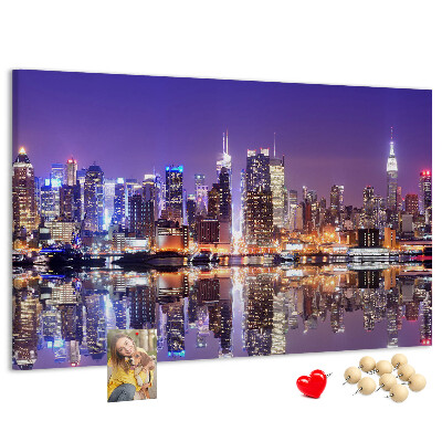 Tablero de corcho decorativo panorama nocturno de ciudad con reflejo en el agua