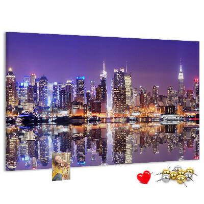 Tablero de corcho decorativo panorama nocturno de ciudad con reflejo en el agua