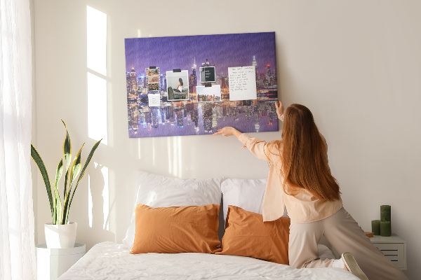 Tablero de corcho decorativo panorama nocturno de ciudad con reflejo en el agua