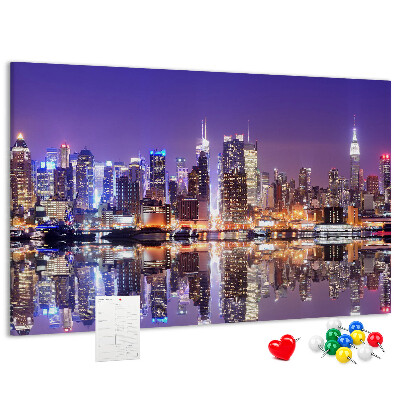Tablero de corcho decorativo panorama nocturno de ciudad con reflejo en el agua
