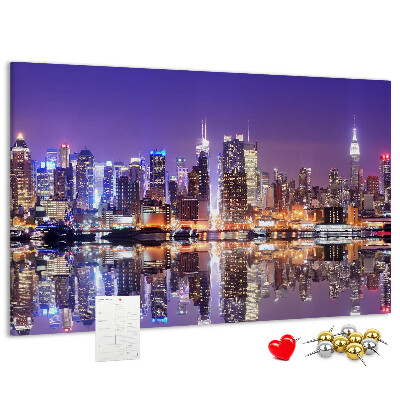 Tablero de corcho decorativo panorama nocturno de ciudad con reflejo en el agua