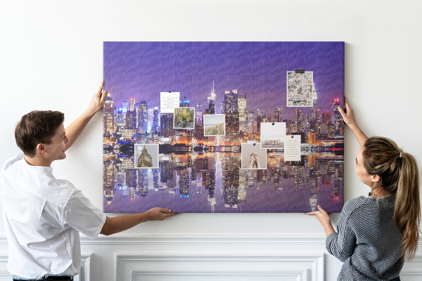 Tablero de corcho decorativo panorama nocturno de ciudad con reflejo en el agua