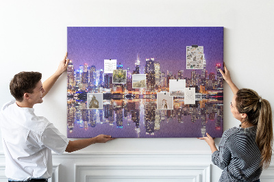 Tablero de corcho decorativo panorama nocturno de ciudad con reflejo en el agua