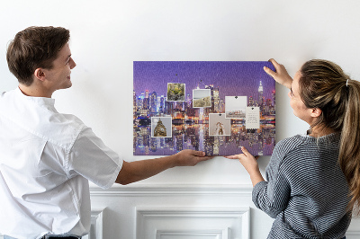 Tablero de corcho decorativo panorama nocturno de ciudad con reflejo en el agua