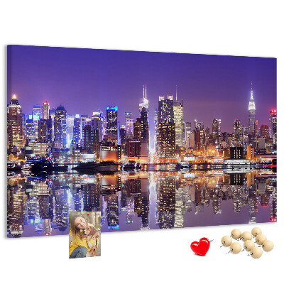 Tablero de corcho decorativo panorama nocturno de ciudad con reflejo en el agua