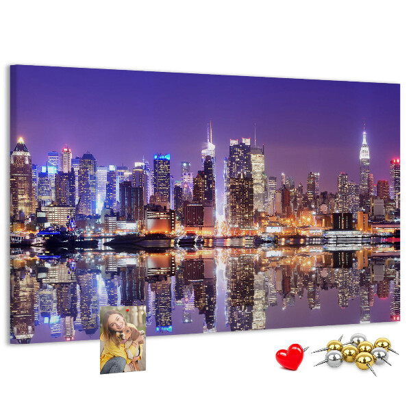 Tablero de corcho decorativo panorama nocturno de ciudad con reflejo en el agua