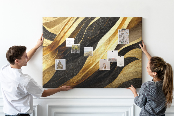 Tablero de anuncios con diseño de ondas de tela doradas y negras