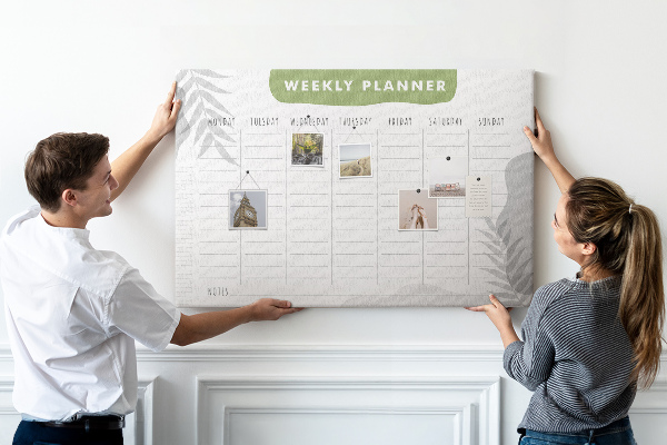 Pizarra de corcho con diseño de agenda semanal y motivos vegetales