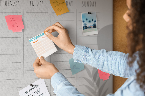 Pizarra de corcho con diseño de agenda semanal y motivos vegetales