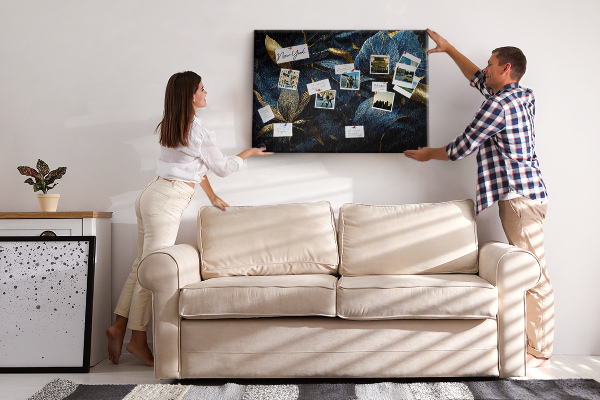 Tablero de corcho decorativo hojas doradas sobre un fondo azul oscuro