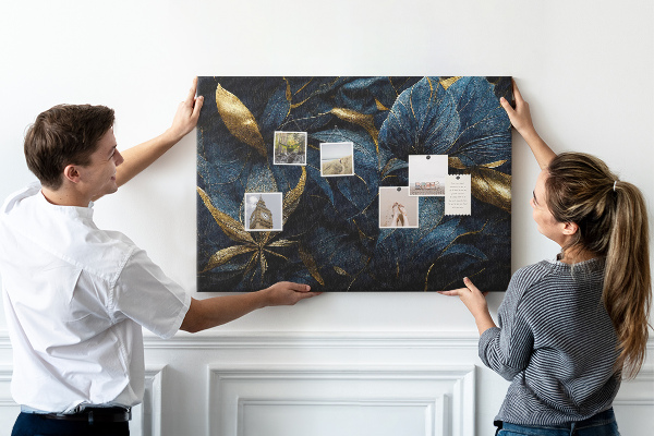 Tablero de corcho decorativo hojas doradas sobre un fondo azul oscuro