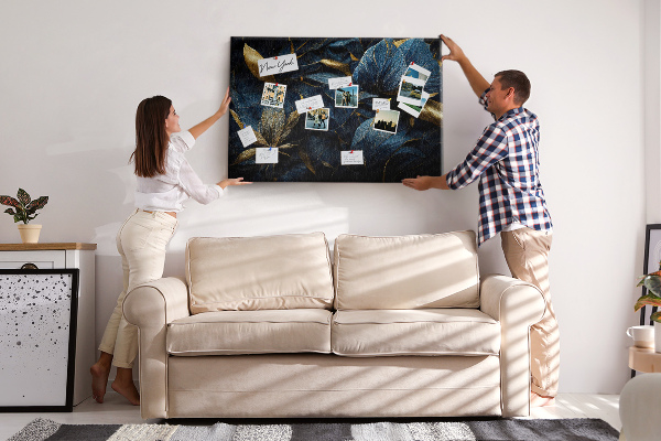 Tablero de corcho decorativo hojas doradas sobre un fondo azul oscuro