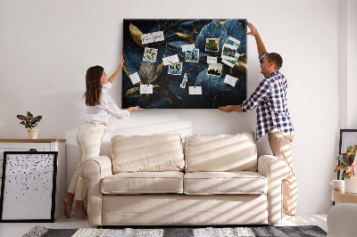 Tablero de corcho decorativo hojas doradas sobre un fondo azul oscuro