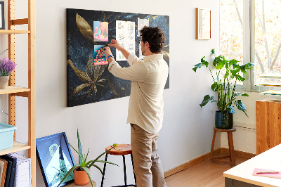 Tablero de corcho decorativo hojas doradas sobre un fondo azul oscuro