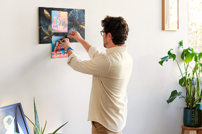 Tablero de corcho decorativo hojas doradas sobre un fondo azul oscuro
