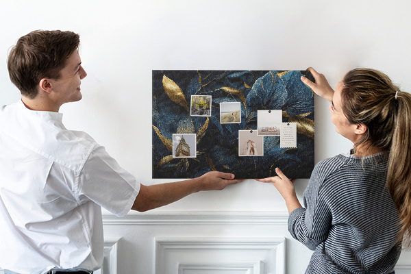 Tablero de corcho decorativo hojas doradas sobre un fondo azul oscuro
