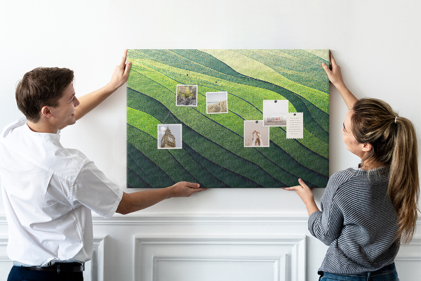 Tablero de anuncios con diseño de ondas verdes y textura de tierra