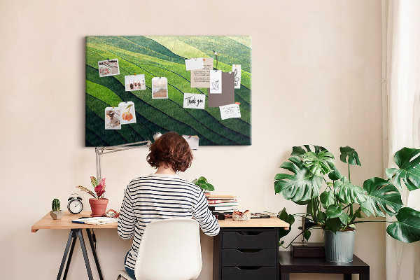 Tablero de anuncios con diseño de ondas verdes y textura de tierra