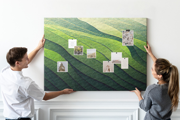 Tablero de anuncios con diseño de ondas verdes y textura de tierra
