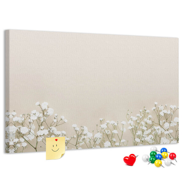 Tablero de anuncios flores delicadas sobre un fondo neutro