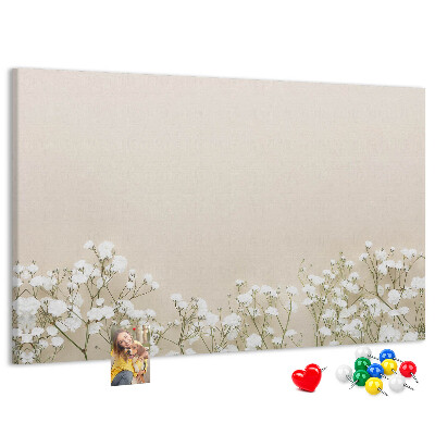 Tablero de anuncios flores delicadas sobre un fondo neutro