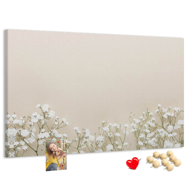 Tablero de anuncios flores delicadas sobre un fondo neutro